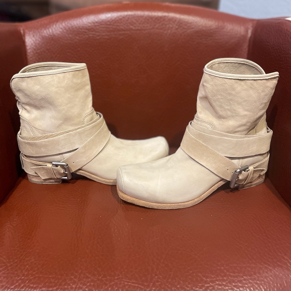 Tan boots - Picture 5 of 8